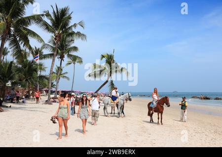 HUA HIN, THAILAND - Dezember 14, 2013: die Menschen besuchen Sandstrand in Hua Hin, Thailand. Hua Hin ist eines der beliebtesten Urlaubsziele in Thailand mit einem SIGNIF Stockfoto