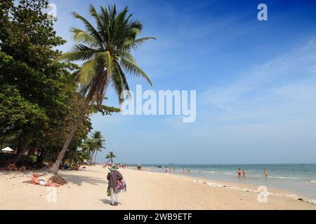 HUA HIN, THAILAND - Dezember 14, 2013: die Menschen besuchen Sandstrand in Hua Hin, Thailand. Hua Hin ist eines der beliebtesten Urlaubsziele in Thailand mit einem SIGNIF Stockfoto