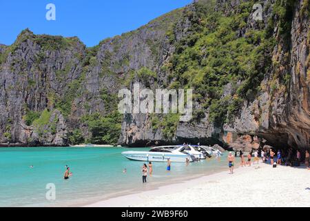 KO PHI PHI, THAILAND - 20. DEZEMBER 2013: Menschen besuchen Maya Bay auf der Insel Ko Phi Phi in Thailand. 26,7 Millionen Menschen besuchten Thailand im Jahr 2013. Stockfoto