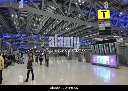 BANGKOK, THAILAND - Dezember 6, 2013: Reisende am Flughafen Suvarnabhumi Flughafen in Bangkok warten. Es ist der 14 verkehrsreichsten Flughafen der Welt (53 Millionen passe Stockfoto