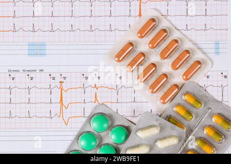 Während der Untersuchung des Patientenkardiogramms, um festzustellen, ob der Patient an einer Herzkrankheit Bluthochdruck leidet Stockfoto