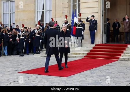 Paris, Frankreich. Januar 2024. Übergabe zwischen Elisabeth Borne und Gabriel Attal, gewählt neuer Premierminister Paris, FRANKREICH 9. Januar 2024 *** Lokale Bildunterschrift *** BORNE ATTAL PASSATION POUVOIR PREMIER MINISTRE Credit: MAXPPP/Alamy Live News Stockfoto