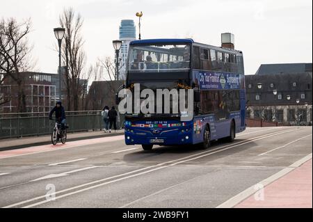 Neue Skyline 16.03.2023 Frankfurt mit dem Bau des neuen Hochhauskomplexes VIER andert sich die Ansicht der Skyline, der Maintower verschwindet. Im Bild: Ein Bus für Stadtrundfahrten hält kurz auf der Alten Brücke, damit die Touisten ein Bild der Skyline machen können. Frankfurt Frankfurt Hessen Deutschland *** neue Skyline 16 03 2023 Frankfurt mit dem Bau des neuen VIER Hochhauskomplexes ändert sich der Blick auf die Skyline, der Hauptturm verschwindet im Bild Ein Bus für Stadtrundfahrten hält kurz auf der Alten Brücke, damit Touristen ein Foto von der Skyline Frankfurt Frank machen können Stockfoto