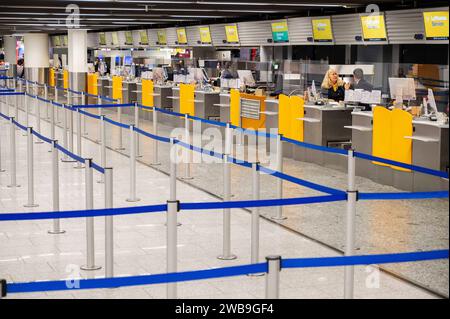 Streik am Flughafen Frankfurt 27.03.2023 Frankfurt Mitarbeiter streiken am Flughafen Fraport, Leere Halle Schalterhalle Abflug B , Terminal 1. Check-In Deutsche Lufthansa. Frankfurt Frankfurt Hessen Deutschland *** Streik am Frankfurter Flughafen 27 03 2023 Frankfurt-Mitarbeiter streiken am Fraport Airport, leere Halle Schalterhalle Abflug B, Terminal 1 Check in Deutsche Lufthansa Frankfurt Frankfurt Hessen Deutschland Stockfoto
