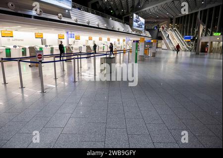 Streik am Flughafen Frankfurt 27.03.2023 Frankfurt Mitarbeiter streiken am Flughafen Fraport, Leere Halle Schalterhalle Abflug B , Terminal 1. Check-In Deutsche Lufthansa. Frankfurt Frankfurt Hessen Deutschland *** Streik am Frankfurter Flughafen 27 03 2023 Frankfurt-Mitarbeiter streiken am Fraport Airport, leere Halle Schalterhalle Abflug B, Terminal 1 Check in Deutsche Lufthansa Frankfurt Frankfurt Hessen Deutschland Stockfoto