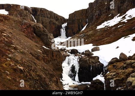 Der Fardagafoss ist ein Wasserfall, der sich außerhalb von Egilsstaðir auf der Route in Richtung Seyðisfjörður befindet Stockfoto