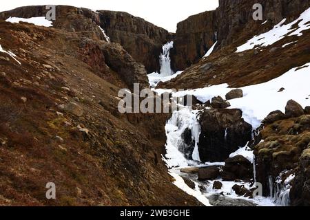 Der Fardagafoss ist ein Wasserfall, der sich außerhalb von Egilsstaðir auf der Route in Richtung Seyðisfjörður befindet Stockfoto