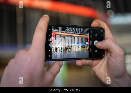 Streik am Flughafen Frankfurt 27.03.2023 Frankfurt Mitarbeiter streiken am Flughafen Fraport, Leere Halle Schalterhalle Abflug B , Terminal 1. Ein Mann fotografiert mit seinem Handy die Anzeigetafel. Frankfurt Frankfurt Hessen Deutschland *** Streik am Frankfurter Flughafen 27 03 2023 Frankfurt-Mitarbeiter streiken am Fraport Flughafen, leere Halle Schalterhalle Abflug B , Terminal 1 Ein Mann fotografiert die Anzeigetafel mit seinem Handy Frankfurt Frankfurt Hessen Deutschland Stockfoto