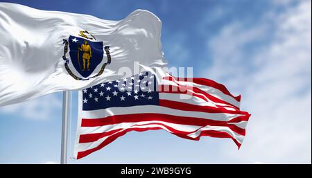 Die Flaggen von Massachusetts und den Vereinigten Staaten winken an klaren Tagen im Wind. Patriotismus und Identitätskonzept. 3D-Illustrations-Rendering. Geriffelt f Stockfoto