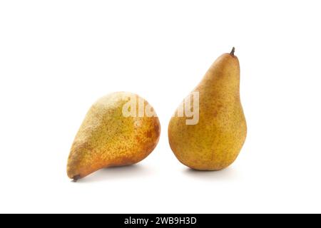 Zwei reife saftige Birnenfrüchte mit weichem Schatten isoliert auf weißem Hintergrund mit Schnittpfad. Stockfoto