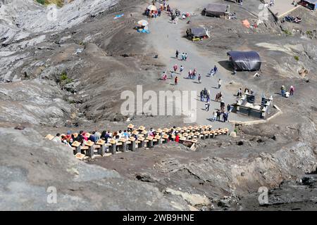 West Java, Indonesien, 26. Dezember 2023: Begeisterte Touristen am Mount Bromo. Mount Penanjakan im Bromo Tengger Semeru Nationalpark, Ost-Java, Indo Stockfoto