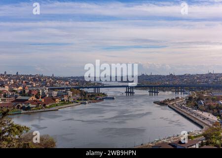 Istanbul, Türkei - 14. November 2023. Blick auf Istanbul vom Bahnhof Pierre Loti Teleferik mit Blick auf das Goldene Horn, Eyup District, Istanbul, Türkei Stockfoto