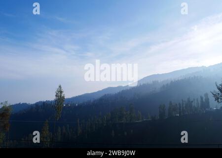 Mount Bromo Vulkan während der Nebelsaison und Wolkensaison. Mount Penanjakan im Bromo Tengger Semeru Nationalpark, Ost-Java, Indonesien. Stockfoto