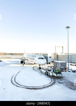 Ein Finnair-Flugzeug auf einem schneebedeckten Asphalt am Flughafen Helsinki im Januar Stockfoto