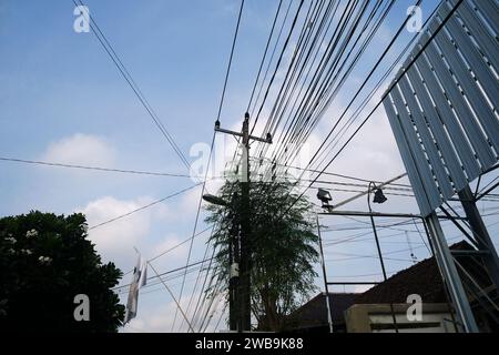 Chaos in elektrischen Kabeln, Verwicklungen im Stromversorgungssystem der Stadt. Stockfoto