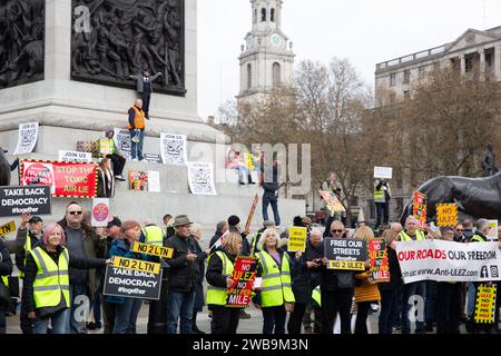 Demonstranten versammeln sich während eines Anti-ULEZ-Expansionsprotests um den Trafalgar Square in London. Stockfoto