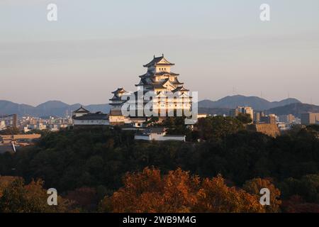 Himeji-Burg in der Abenddämmerung vom Otokoyama-Hügel aus in Himeji, Japan Stockfoto