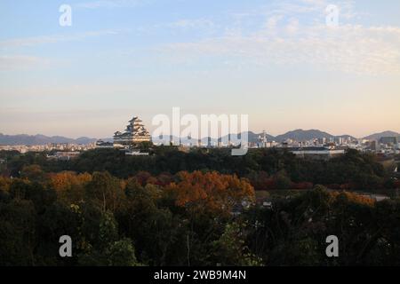 Himeji-Burg in der Abenddämmerung vom Otokoyama-Hügel aus in Himeji, Japan Stockfoto