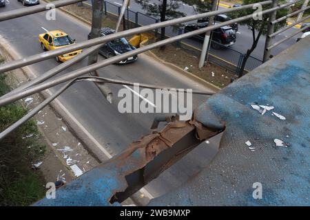ATENTADO-PASO-PEATONAL-TREBOL Quito, Martes 9 de enero del 2024 Puente peatonal que sufrio un atentado con explosivos en el sector del TrÃ bol Via al Valle de los Chillos, Centro Oriente de la ciudad de Quito. Fotos:Rolando Enriquez/API Quito Pichincha Ecuador CLJ-ATENTADO-PASO-PEATONAL-TREBOL-3a95c1315197dcdf06168c751faa8742 *** ACHTUNG ATENTADO PASO PEATONAL TREBOL Quito, Dienstag, 9. Januar 2024 Fußgängerbrücke, die einen Sprengstoffangriff im Sektor von TrÃ bol, Valle Chillos erlitt Zentrum östlich der Stadt Quito Fotos Rolando Enriquez API Quito Pichincha Ecuador CL Stockfoto