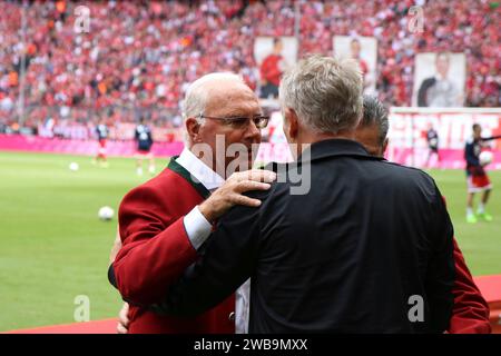 Franz Beckenbauer begrüßt SC-Trainer Christian Streich vor dem Spiel der 1. BL: 16-17 - 34. Spieltag - FC Bayern München gegen SC Freiburg Stockfoto