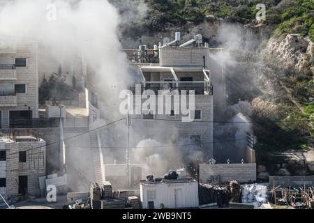 Jerusalem, Israel. Januar 2024. Der Rauch steigt, als israelische Sicherheitskräfte das Haus zweier Hamas-Militanten im palästinensischen Ostjerusalem-Viertel Sur Bahir zerstören. Auf Anweisung des israelischen Premierministers Benjamin Netanjahu wurden zwei Häuser von zwei palästinensischen Brüdern zerstört, die angeblich den Tod von drei Israelis bei einem bewaffneten Angriff am 30. November verursacht haben sollen. Israelische Truppen umzingelten die Häuser der Brüder Murad und Ibrahim Nemr in der Stadt Sur Bahir und sprengten sie mit einer Bombe. Quelle: SOPA Images Limited/Alamy Live News Stockfoto