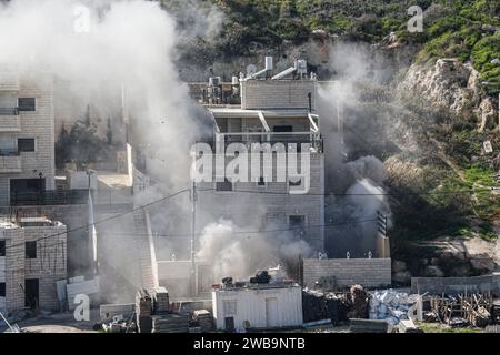 Jerusalem, Israel. Januar 2024. Der Rauch steigt, als israelische Sicherheitskräfte das Haus zweier Hamas-Militanten im palästinensischen Ostjerusalem-Viertel Sur Bahir zerstören. Auf Anweisung des israelischen Premierministers Benjamin Netanjahu wurden zwei Häuser von zwei palästinensischen Brüdern zerstört, die angeblich den Tod von drei Israelis bei einem bewaffneten Angriff am 30. November verursacht haben sollen. Israelische Truppen umzingelten die Häuser der Brüder Murad und Ibrahim Nemr in der Stadt Sur Bahir und sprengten sie mit einer Bombe. Quelle: SOPA Images Limited/Alamy Live News Stockfoto