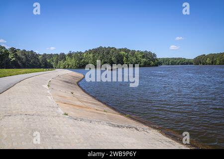 Pfad entlang des Lake Johnson, Raleigh, North Carolina, USA Stockfoto