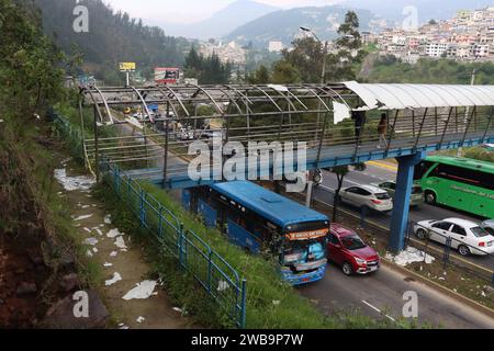 ATENTADO-PASO-PEATONAL-TREBOL Quito, Martes 9 de enero del 2024 Puente peatonal que sufrio un atentado con explosivos en el sector del TrÃ bol Via al Valle de los Chillos, Centro Oriente de la ciudad de Quito. Fotos:Rolando Enriquez/API Quito Pichincha Ecuador CLJ-ATENTADO-PASO-PEATONAL-TREBOL-4005e81560b4a53a15c606a7352bc5d7 *** ACHTUNG ATENTADO PASO PEATONAL TREBOL Quito, Dienstag, 9. Januar 2024 Fußgängerbrücke, die einen Sprengstoffangriff im Sektor von Valle de los Chillos TrÃ Zentrum östlich der Stadt Quito Fotos Rolando Enriquez API Quito Pichincha Ecuador CL Stockfoto