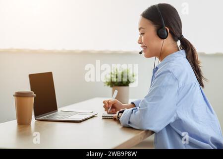 Seitenansicht asiatische Frauen haben zu Hause Online-Schulungen Stockfoto
