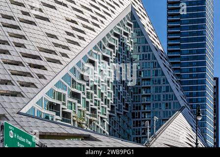 VIA 57 West, eine glitzernde, verwinkelte Pyramide mit Blick auf den Hudson River, nennt sich selbst als „Baltscraper“ – ein Wolkenkratzer, der um einen Innenhof gewickelt ist. Stockfoto