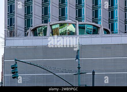 Das Generalkonsulat der Volksrepublik China besetzt das ehemalige Hochhaus Sheraton Motor Inn an der 12th Avenue und West 46th Street. Stockfoto