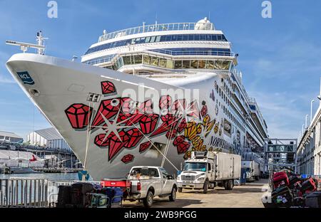 Norwegian Gem von Norwegian Cruise Line legte im Oktober 2017 am New York Passenger Ship Terminal auf der West Side von Manhattan an. Stockfoto