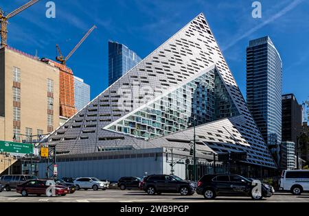 VIA 57 West, eine glitzernde, verwinkelte Pyramide mit Blick auf den Hudson River, nennt sich selbst als „Baltscraper“ – ein Wolkenkratzer, der um einen Innenhof gewickelt ist. Stockfoto