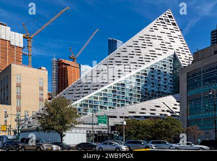 VIA 57 West, eine glitzernde, verwinkelte Pyramide mit Blick auf den Hudson River, nennt sich selbst als „Baltscraper“ – ein Wolkenkratzer, der um einen Innenhof gewickelt ist. Stockfoto