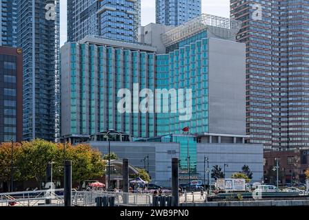 Das Generalkonsulat der Volksrepublik China besetzt das ehemalige Hochhaus Sheraton Motor Inn an der 12th Avenue und West 46th Street. Stockfoto