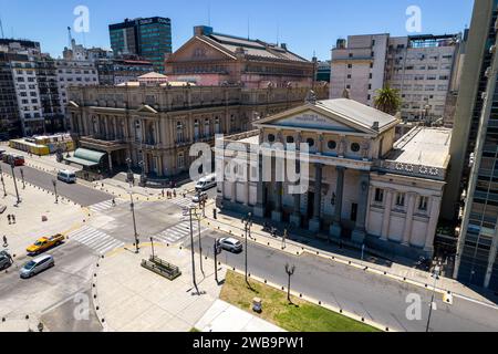 Buenos Aires, Buenos Aires Argentinien- 01 01 2024: Wunderschöner Blick auf die Plaza Lavalle, das Theater, den Obersten Gerichtshof und die schönen Gebäude in der Stadt Stockfoto