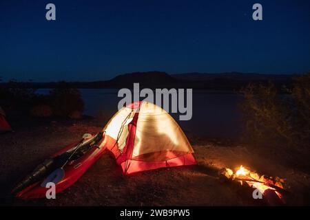 Camping unter dem Sternenhimmel an der Arizona Bay, Colorado River, Arizona Stockfoto