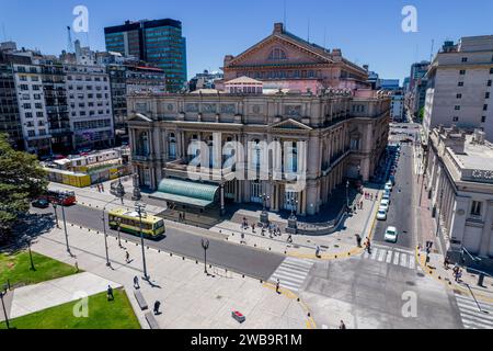 Buenos Aires, Buenos Aires Argentinien- 01 01 2024: Wunderschöner Blick auf die Plaza Lavalle, das Theater, den Obersten Gerichtshof und die schönen Gebäude in der Stadt Stockfoto