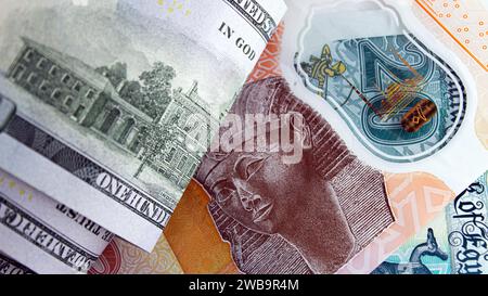 Nahaufnahme von 100 Dollar-Scheinen und ägyptischen Banknoten Wechselkonzept Stockfoto