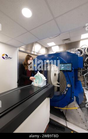 09. Januar 2024, Sachsen, Dresden: Franciska Lebbink, wissenschaftliche Mitarbeiterin, positioniert eine mit Wasser gefüllte Dummy an der Protonentherapieeinrichtung vor der offiziellen Inbetriebnahme eines wissenschaftlichen Prototyps für kontrastreiche Live-Bildgebung in der Protonentherapie am OncoRay, dem Nationalen Zentrum für Strahlenforschung in der Onkologie des Universitätsklinikums Dresden. Mit der weltweit einzigartigen Kombination von Magnetresonanztomographie (MRT) und Protonentherapie (PT) in Form eines Prototyps soll es künftig möglich sein, Patienten während ihrer Strahlenbehandlung mittels Echtzeit-MRT-Bildgebung zu überwachen und damit zu signieren Stockfoto