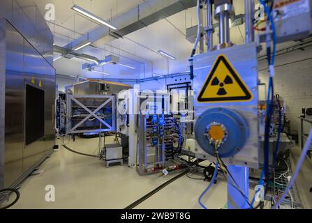 09. Januar 2024, Sachsen, Dresden: Blick auf die Beamline der Protonentherapieeinrichtung vor der offiziellen Inbetriebnahme eines wissenschaftlichen Prototyps für kontrastreiche Live-Bildgebung in der Protonentherapie am Nationalen Zentrum für Strahlenforschung in der Onkologie des Universitätsklinikums Dresden. Mit der weltweit einzigartigen Kombination von Magnetresonanztomographie (MRT) und Protonentherapie (PT) in Form eines Prototyps soll es künftig möglich sein, Patienten während ihrer Strahlenbehandlung mittels Echtzeit-MRT-Bildgebung zu überwachen und damit die Genauigkeit der Protonentherapie deutlich zu verbessern. Phot Stockfoto