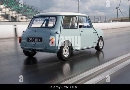 MK1 Mini-Oldtimer für Drag-Racing auf dem Strip am Santa Pod Drag Strip Stockfoto