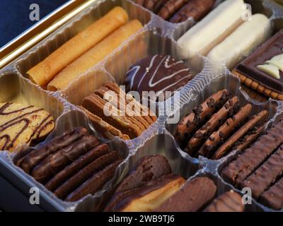 Eine Nahaufnahme einer Schachtel mit verschiedenen Arten von Keksen Stockfoto