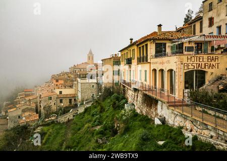 Sainte-Agnès, ein mittelalterliches Dorf in der Nähe von Menton und Monaco, Departement Alpes-Maritimes, Region PACA, Südosten Frankreichs. Nebel Stockfoto