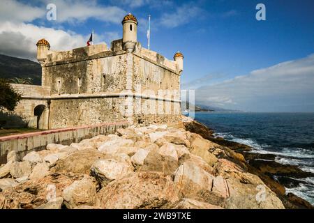 Kleines Schloss über dem Meer in Menton, Departement Alpes-Maritimes, Südostfrankreich Stockfoto