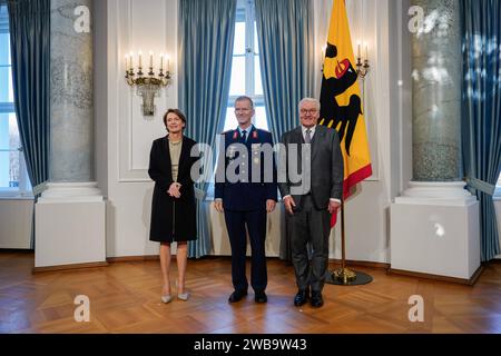 Neujahrsempfang des Bundespräsidenten Bundespräsident Steinmeier lädt am 9. Januar 2024 zum Neujahrsempfang ins Schloss Bellevue gemeinsam mit Elke Büdenbender ein. Mit Generalleutnant Martin Schelleis Inspekteur der Streitkräftebasis der Bundeswehr Berlin Berlin GER *** Bundespräsidenten Neujahrsempfang Bundespräsident Steinmeier lädt Elke Büdenbender zum Neujahrsempfang im Schloss Bellevue am 9. Januar ein. 2024 mit Generalleutnant Martin Schelleis Inspektor der Bundeswehr Berlin GER Stockfoto