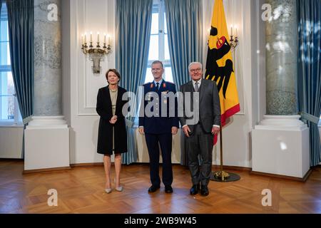 Neujahrsempfang des Bundespräsidenten Bundespräsident Steinmeier lädt am 9. Januar 2024 zum Neujahrsempfang ins Schloss Bellevue gemeinsam mit Elke Büdenbender ein. Mit Generalleutnant Martin Schelleis Inspekteur der Streitkräftebasis der Bundeswehr Berlin Berlin GER *** Bundespräsidenten Neujahrsempfang Bundespräsident Steinmeier lädt Elke Büdenbender zum Neujahrsempfang im Schloss Bellevue am 9. Januar ein. 2024 mit Generalleutnant Martin Schelleis Inspektor der Bundeswehr Berlin GER Stockfoto