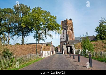 Mittelalterlicher Turm von der St. Marin's Kirche in der befestigten Stadt Woudrichem in den Niederlanden Stockfoto