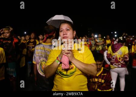 Manila, Philippinen. Januar 2024. Die Gläubigen beten feierlich vor dem offiziellen Beginn des Transplacion. Das fest des Schwarzen Nazareners, ein religiöses Ereignis in Manila, wurde nach einer dreijährigen Pause aufgrund der Pandemie wieder aufgehängt. Das Traslacion, ein Ereignis aus dem 17. Jahrhundert, erinnert an die Überführung der Statue des Schwarzen Nazareners in die Quiapo-Kirche, die Millionen von Gläubigen anlockt, die Heilung und göttliche Intervention suchen. Die feierliche Prozession dauerte 15 Stunden. (Foto: Ryan Eduard Benaid/SOPA Images/SIPA USA) Credit: SIPA USA/Alamy Live News Stockfoto