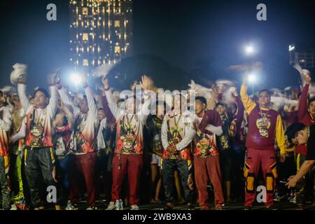 Manila, Philippinen. Januar 2024. Devotees winken ihre Handtücher vor dem Start der Fahrt. Das fest des Schwarzen Nazareners, ein religiöses Ereignis in Manila, wurde nach einer dreijährigen Pause aufgrund der Pandemie wieder aufgehängt. Das Traslacion, ein Ereignis aus dem 17. Jahrhundert, erinnert an die Überführung der Statue des Schwarzen Nazareners in die Quiapo-Kirche, die Millionen von Gläubigen anlockt, die Heilung und göttliche Intervention suchen. Die feierliche Prozession dauerte 15 Stunden. (Foto: Ryan Eduard Benaid/SOPA Images/SIPA USA) Credit: SIPA USA/Alamy Live News Stockfoto